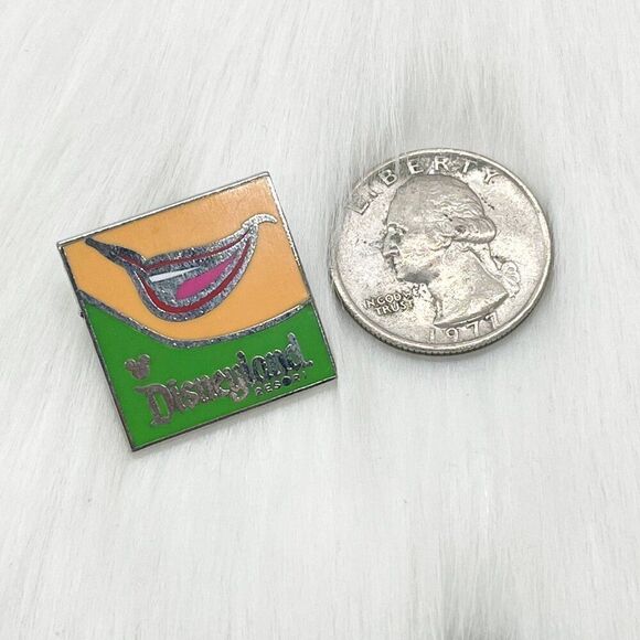 🔮 5/$25 Disneyland Resort Peter Pan Tinker Bell Smile‎ Pin - Picture 2 of 2